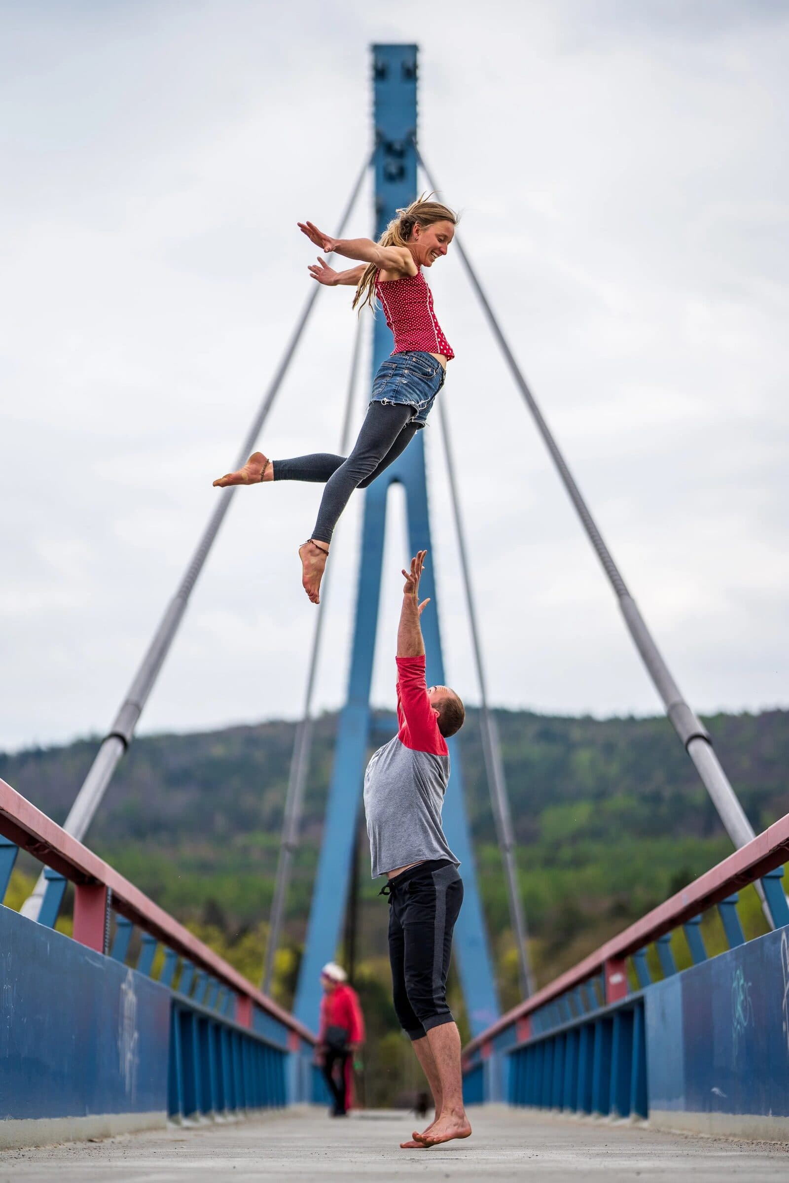 Foot to hand on the Dobřichovice footbridge, the flyer with arms spread